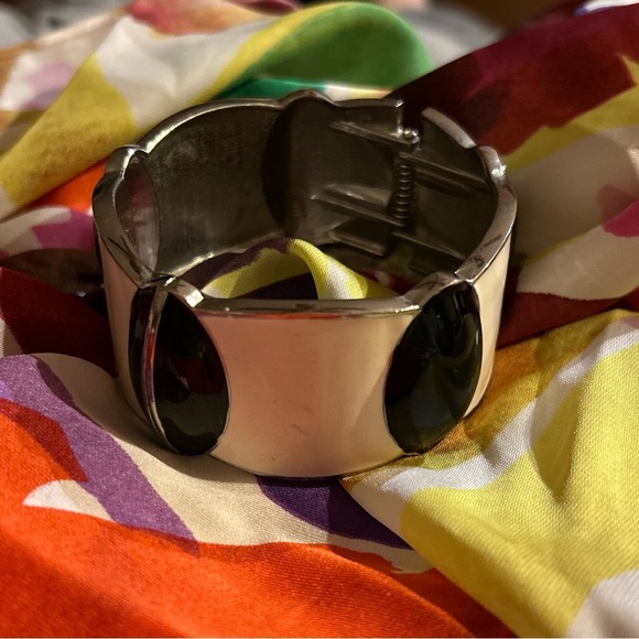 Vintage 80s Oversized Black and Cream Enamel Hinge Cuff Bracelet - Picture 3 of 8